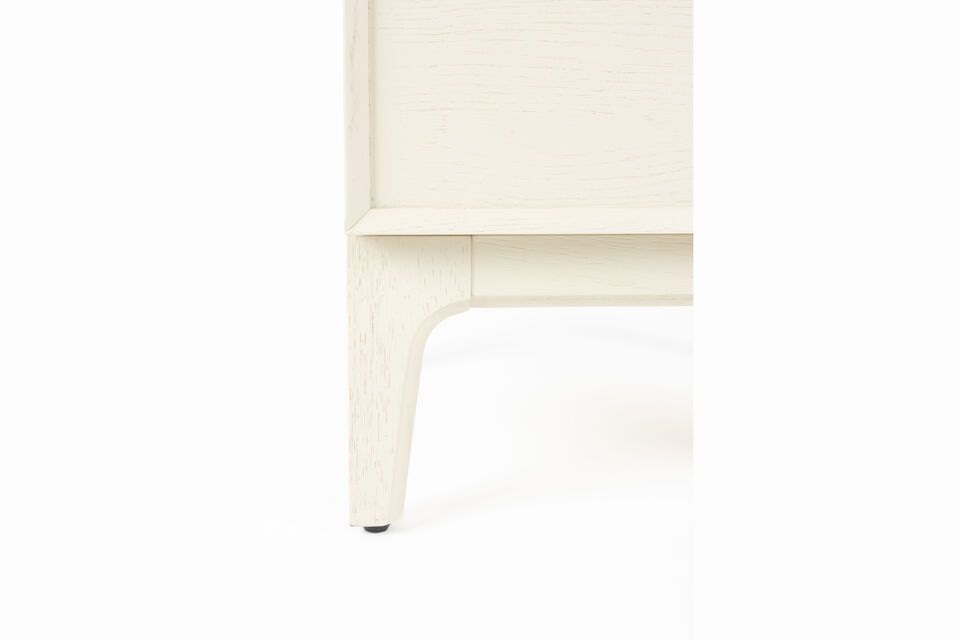 Imaginez cette table de chevet reposant délicatement auprès d\'un lit aux draps doux