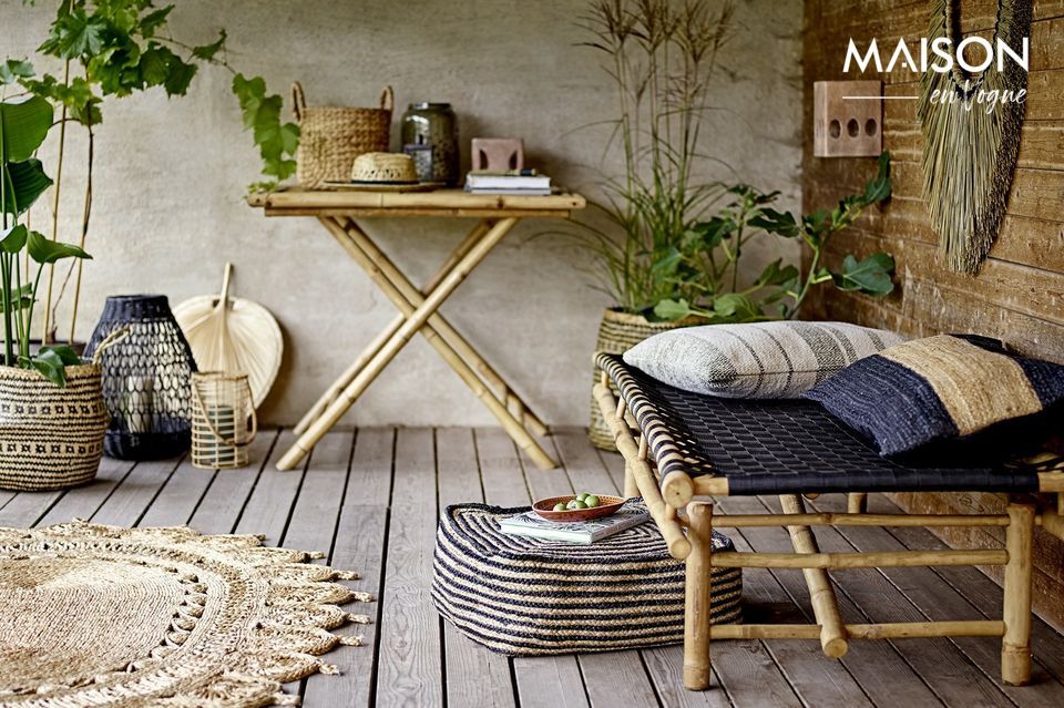 La table pliante Sole convient particulièrement à un balcon, une petite terrasse ou un jardin