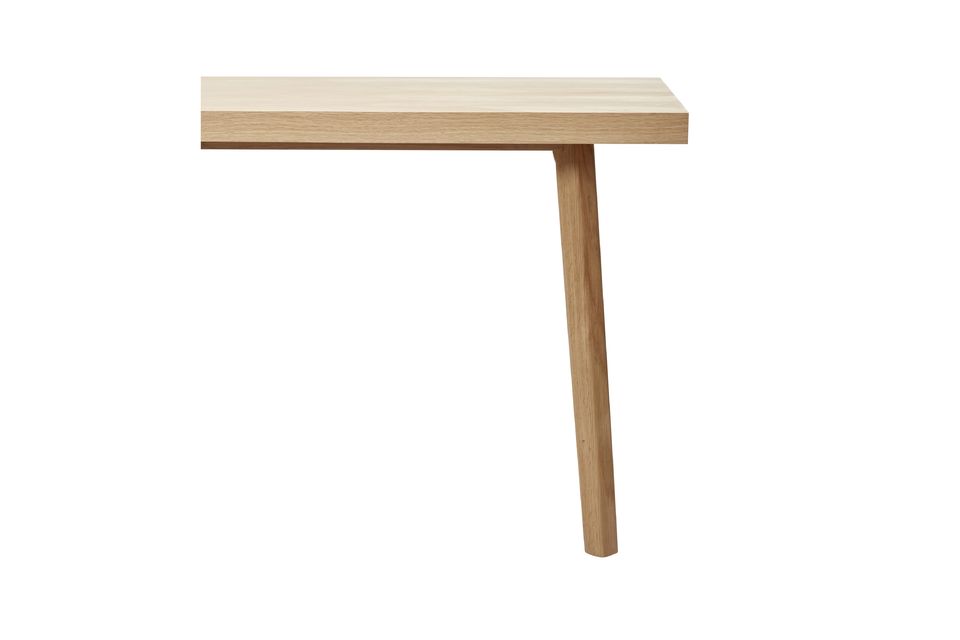 Une table aux dimensions généreuses en bois responsable