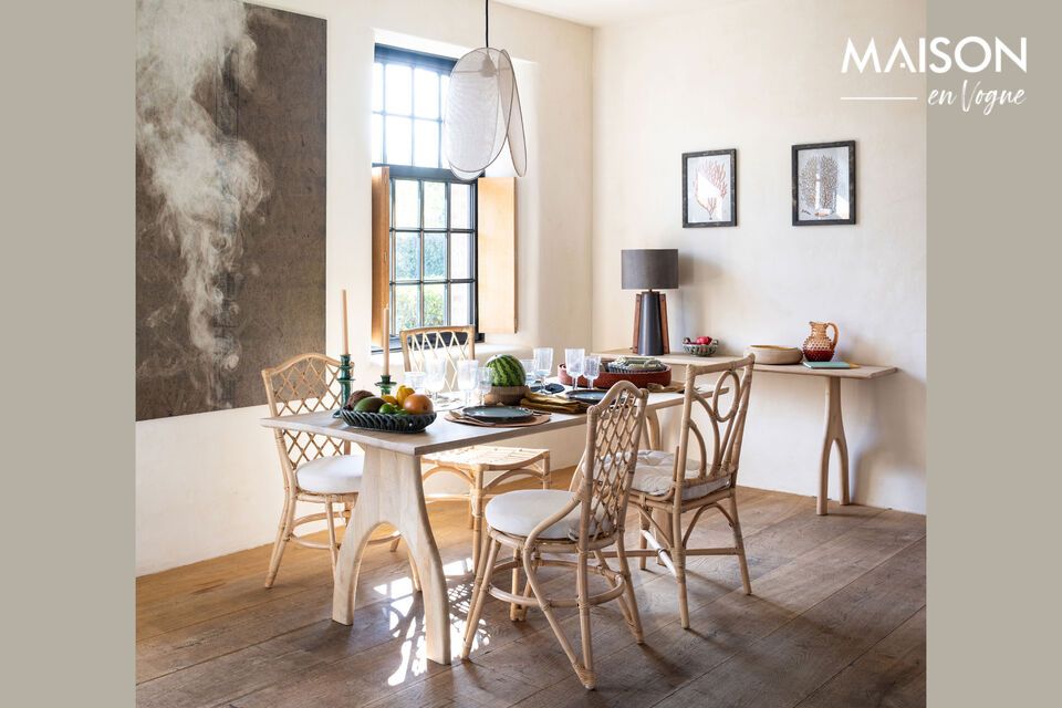 Invitez la chaleur d'une table en manguier à votre repas.