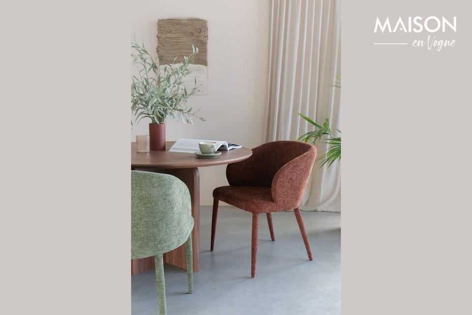 Une table marron pour des moments partagés.