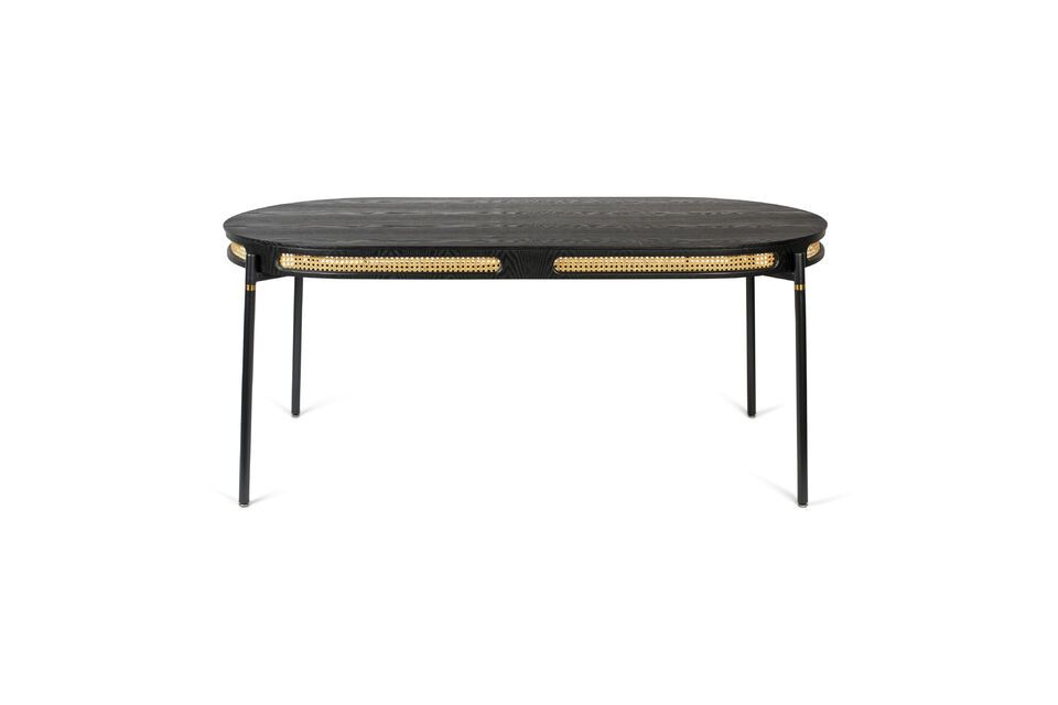 Le design classique de la table est magnifié par l\'ajout de rotin