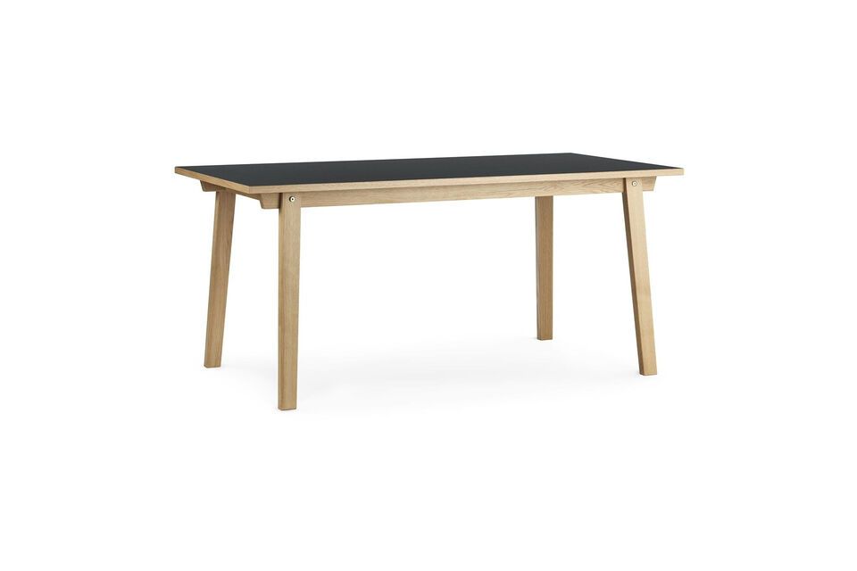 La table de repas en bois noir Slice est un modèle classique qui convient à tous les styles de