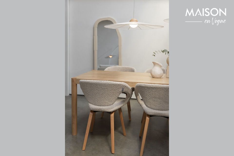 Une table chaleureuse pour des moments partagés.