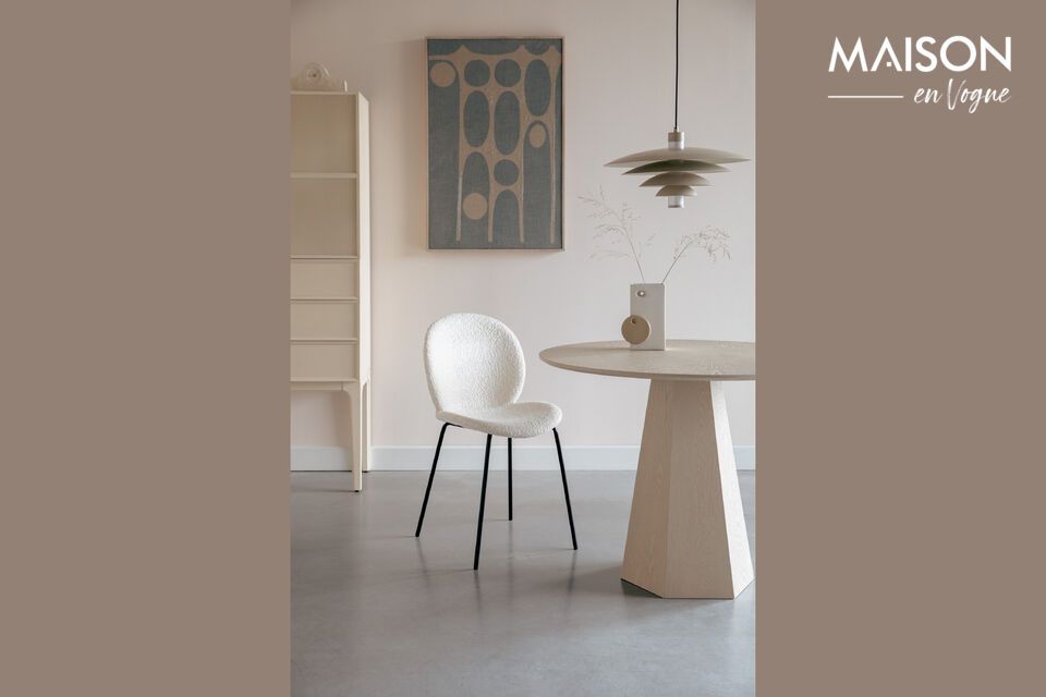 La table de repas en placage frêne beige Pilar offre une sérénité visuelle exceptionelle qui