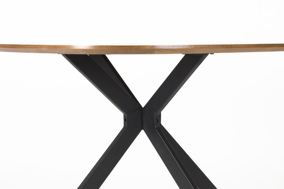 Cette table inspire des moments de complicité, tant elle appelle à être entourée