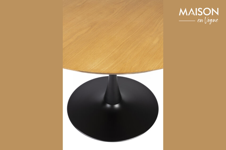 La table dispose d\'un plateau en placage de bois, disponible en naturel et brun-noir