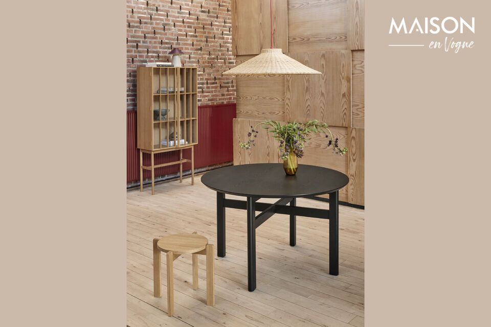 Cette table à manger ronde en bois de frêne noir offre un espace de réunion élégant et intime
