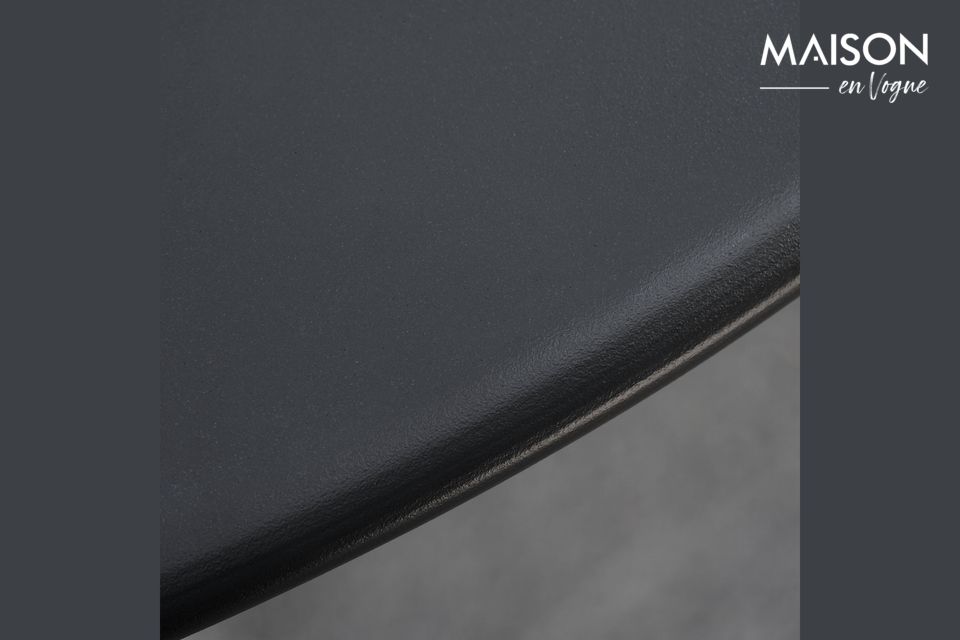Cette table ronde en fer de couleur noire est à la fois design et pratique