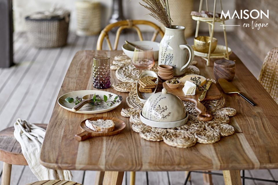 La table Luie est fabriqué en acacia dans une jolie couleur naturelle et chaude
