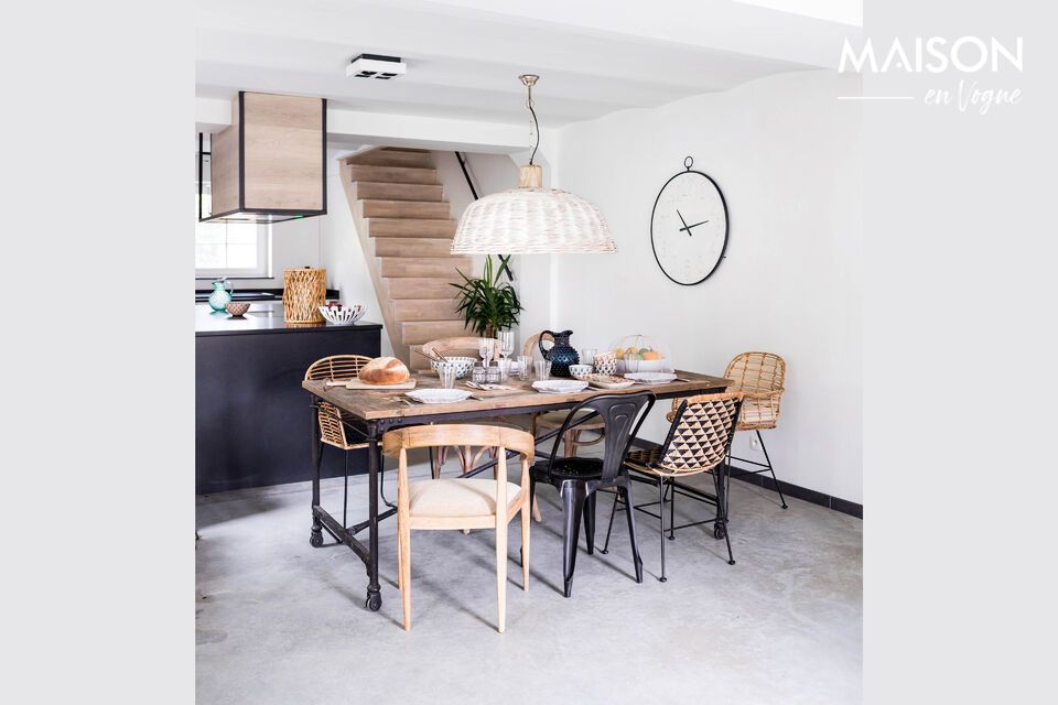 Pour faciliter le transport de la table, elle est livrée avec ses pieds démontés