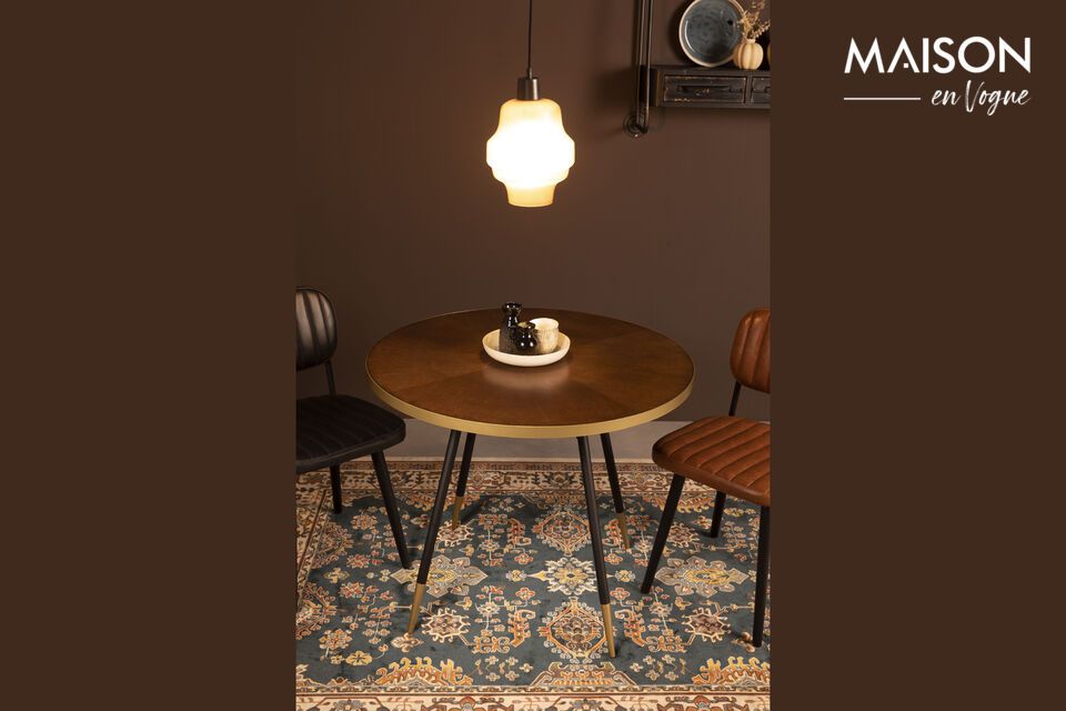 Une très jolie table, faite de bois laqué agrémenté de touches de doré