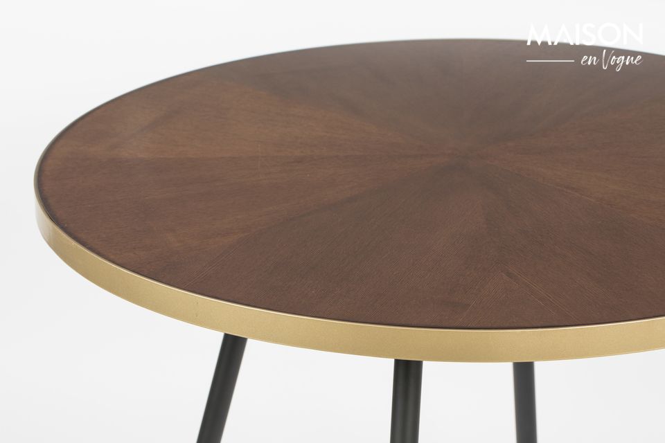 Une très jolie table, faite de bois laqué agrémenté de touches de doré