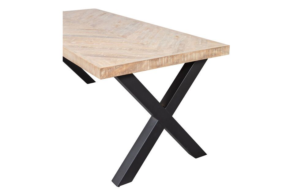 Le plateau de table pèse 33,5 kg et est renforcé par du contreplaqué et du MDF