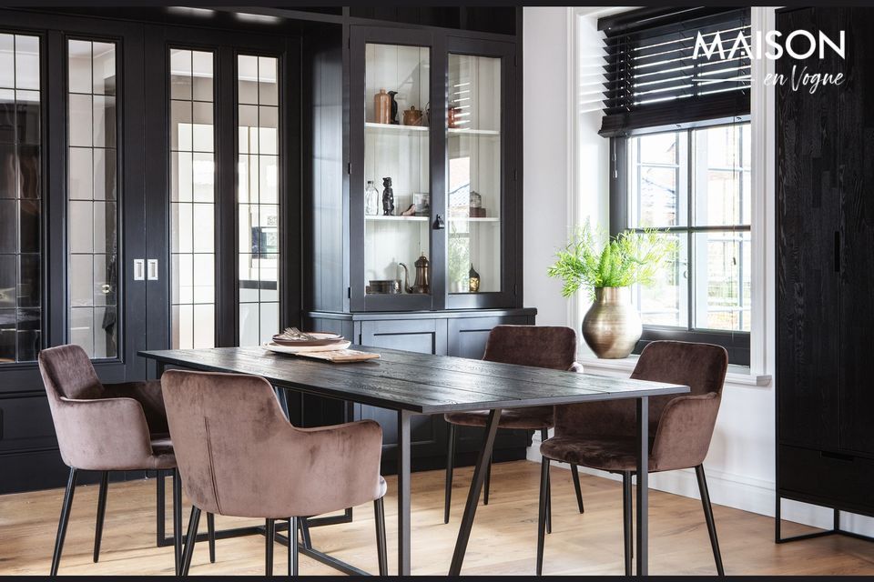 Une grande table de salle à manger, minimaliste et moderne.