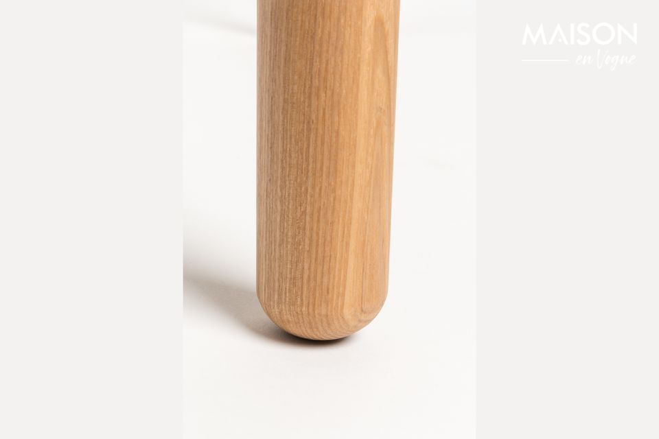 Son plateau de table en MDF plaqué frêne de 18 mm avec bordure de 10 mm et ses pieds en frêne