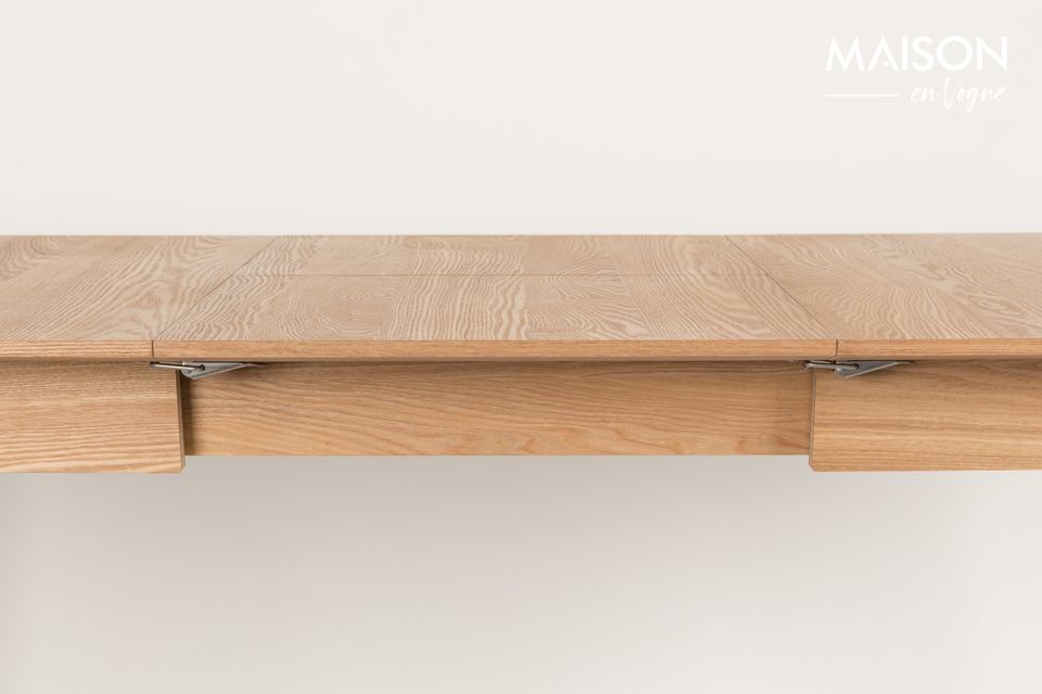 Son plateau de table en MDF plaqué frêne de 18 mm avec bordure de 10 mm et ses pieds en frêne