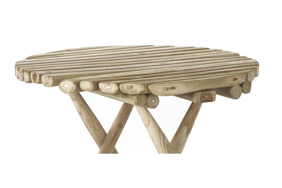 Une mignonne petite table ronde en bois de teck couleur naturelle d\'un diamètre de 70 cm et d\'une