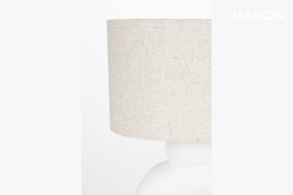 Comes with a lampshade made of cream-coloured linen