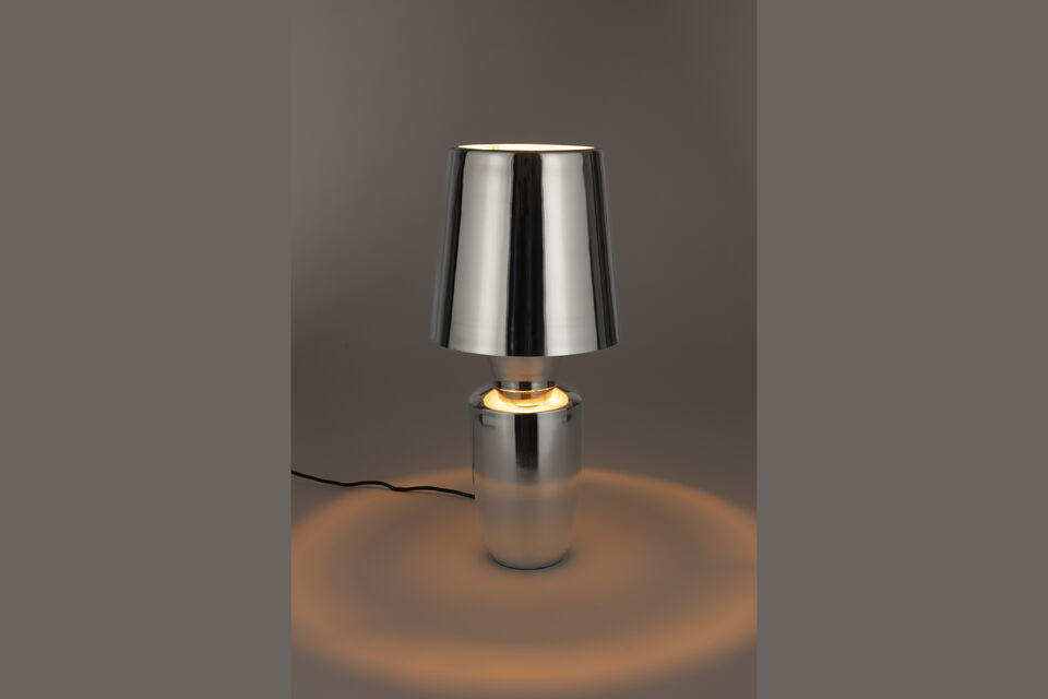 This stylish lamp is a true eye-catcher for any space and adds a touch of glamour to your interior