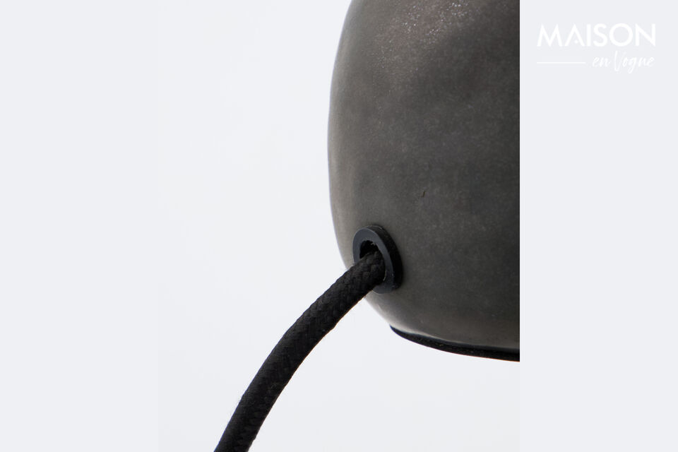 Its black stoneware ceramic base provides a sturdy foundation