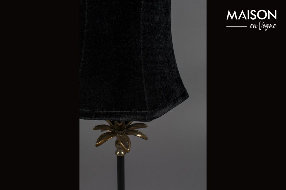 With its modest dimensions of 11 cm in length and depth for a height of 58 cm