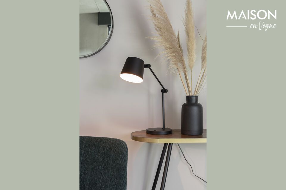Made from black iron, this lamp stands out for its sturdiness and refined appearance