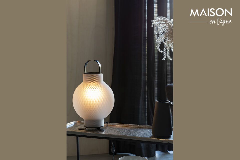 Discover the subtle elegance of the Nomad table lamp