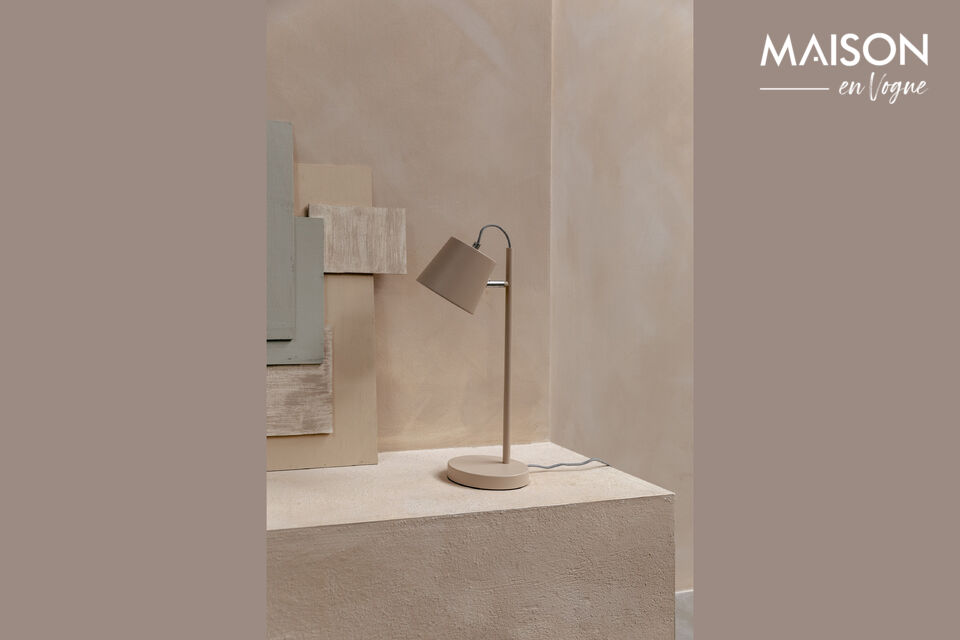    
The tilting metal shade allows you to accurately direct the light where you need it