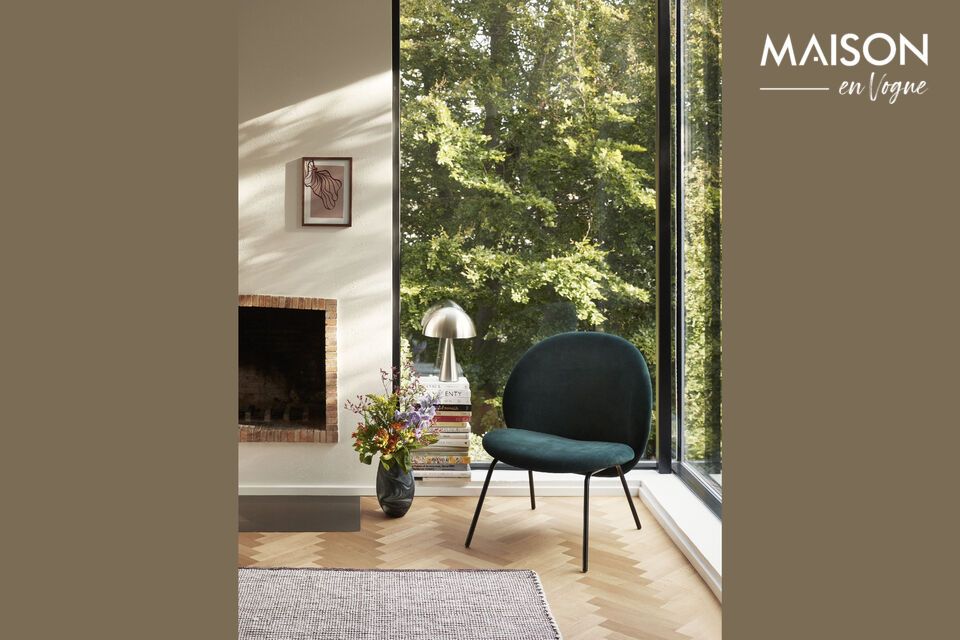 Its classic design adapts to a variety of decorating styles