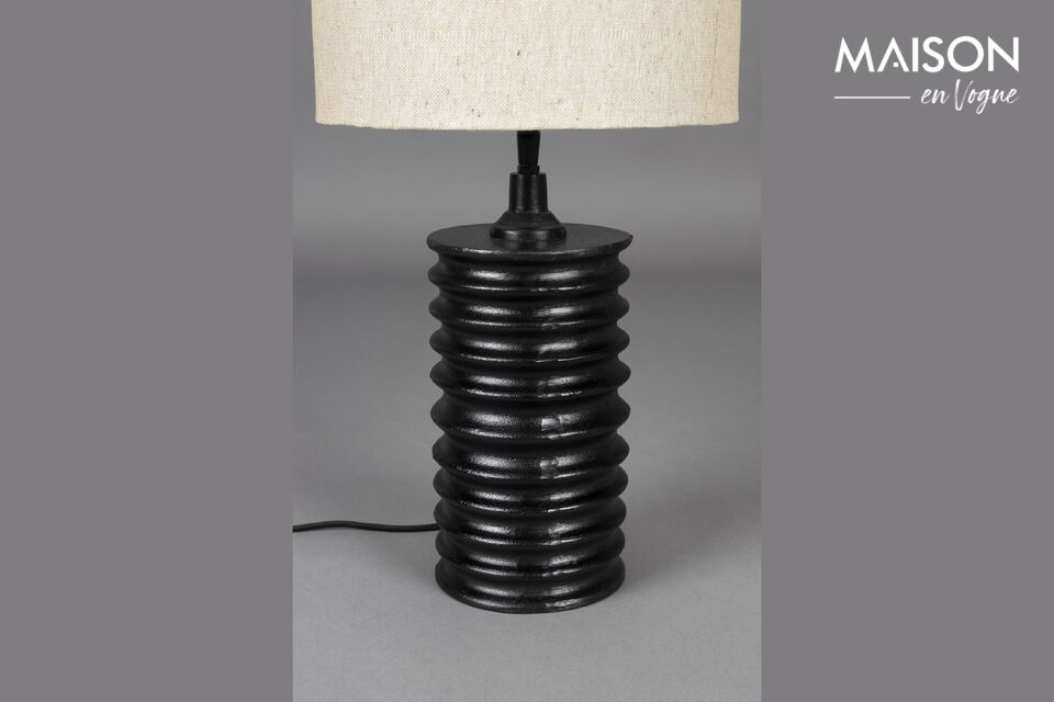 This is because the lamp has a striking, cylindrical lamp base made of sturdy aluminium