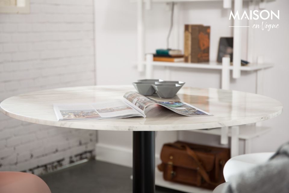 Il est tout à fait possible de prendre ses repas sur cette table raffinée
