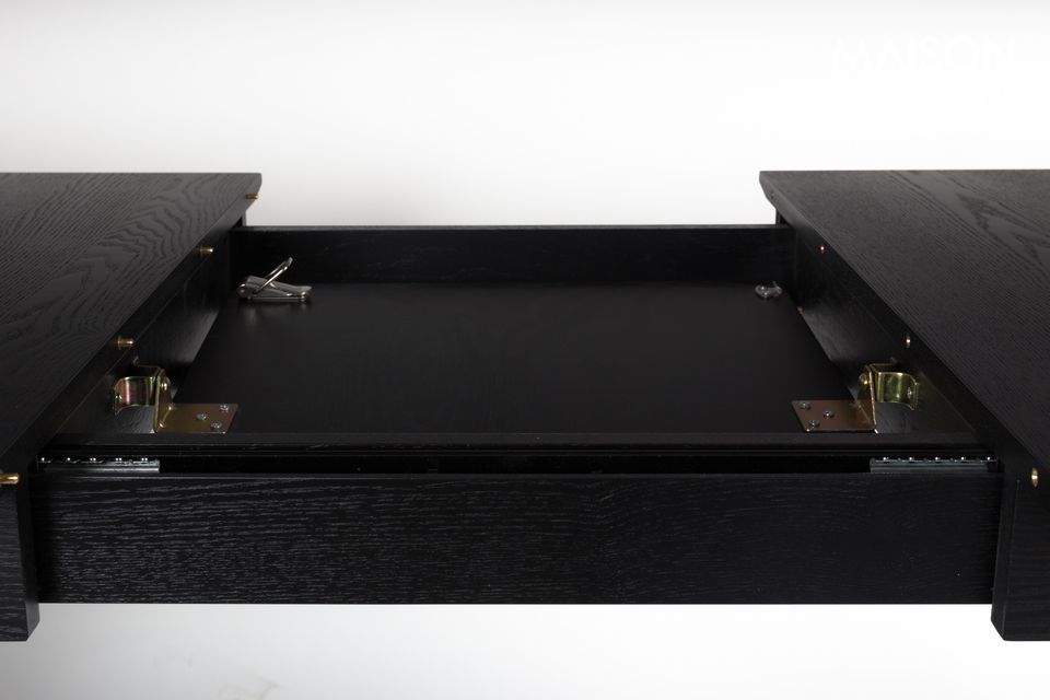 C\'est ce que propose Zuiver avec la table Glimps, en plaquage et frêne massif noir