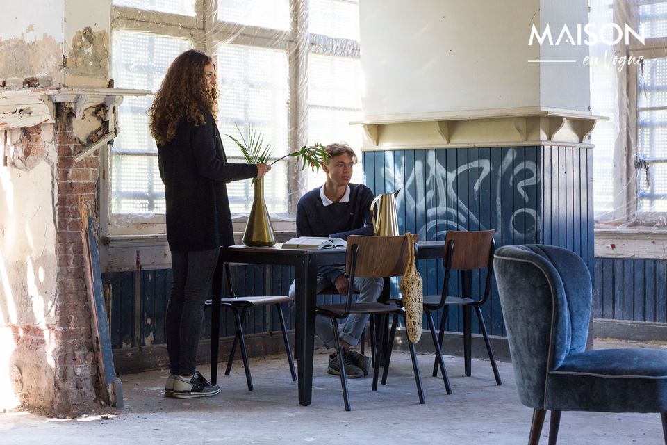 Une table à la hauteur ajustable avec un plateau en noyer au fini verni