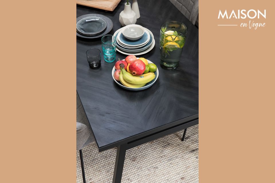 Une table moderne aux lignes épurées