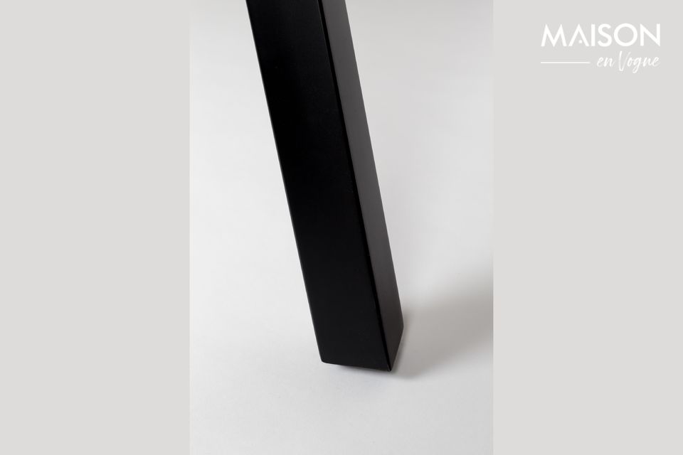 Son placage en chêne à motifs à chevrons sur le plateau en MDF et ses finitions en laqué lui