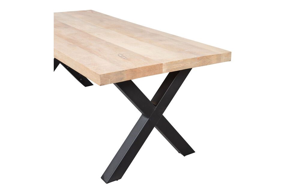 Met een lengte van 180 cm en een breedte van 90 cm biedt hij comfortabel plaats aan 6 tot 8