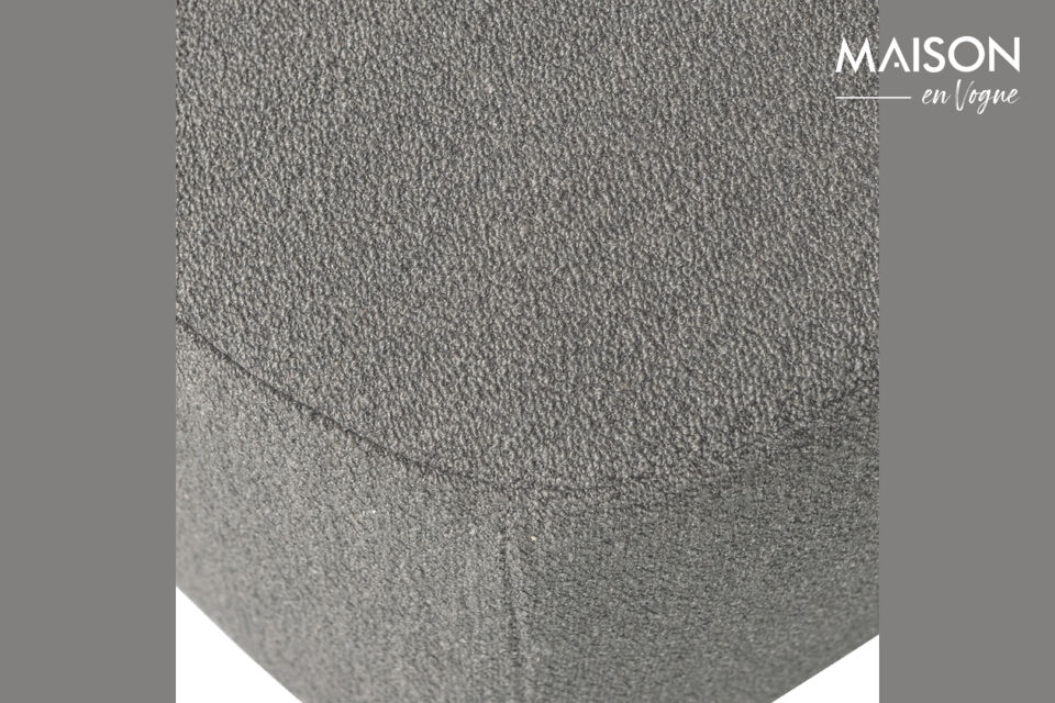Matière Notre riche bouclette Amara a une texture laineuse qui apporte une chaleur instantanée à