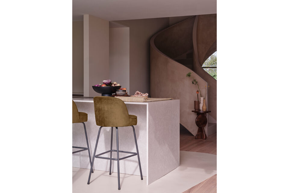 Tabouret de bar chic et elegant Pratique : un tabouret de bar avec repose-pieds Tapisse d\'un