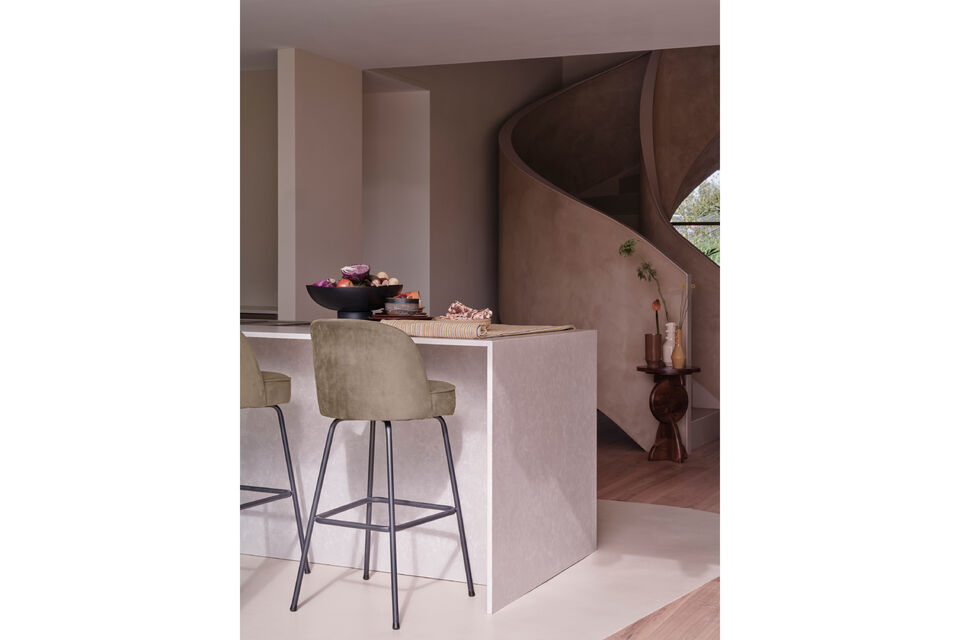 Tabouret de bar chic et élégant Pratique : un tabouret de bar avec repose-pieds Tapissé d\'un