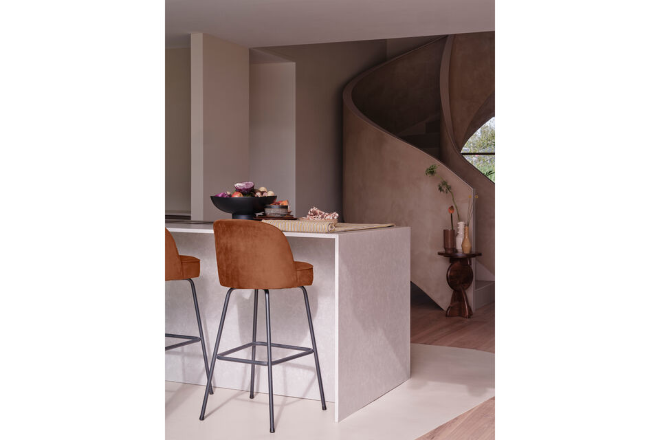 Tabouret de bar chic et élégant Pratique : un tabouret de bar avec repose-pieds Tapissé d\'un