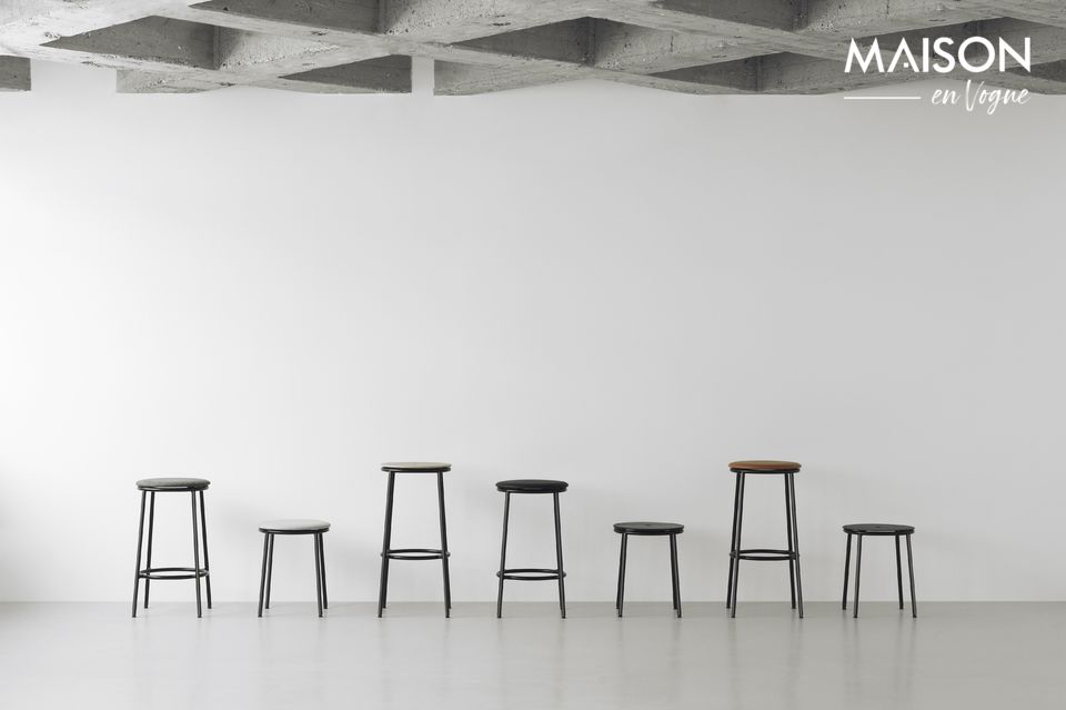 Célébration du minimalisme classique, ce tabouret Circa a été conçu en 2021 par Simon Legald