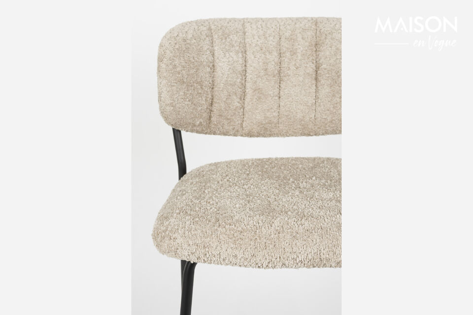 Design élégant avec un revêtement en polyester durable et un aspect chaleureux et moderne