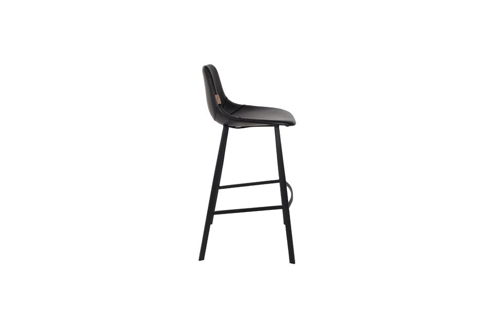 Ce tabouret de bar noir Franky est équipé de repose-pieds en plastique et d\'une chaise élégante