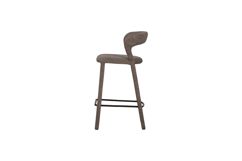 Ses lignes courbes et ses pieds entièrement rembourrés lui confèrent une touche de luxe
