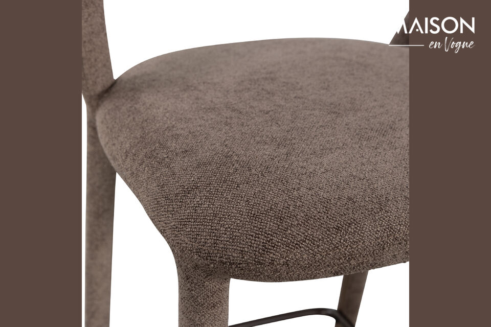 Ce tissu compact est composé à 100 % de polyester et présente une résistance Martindale de 30