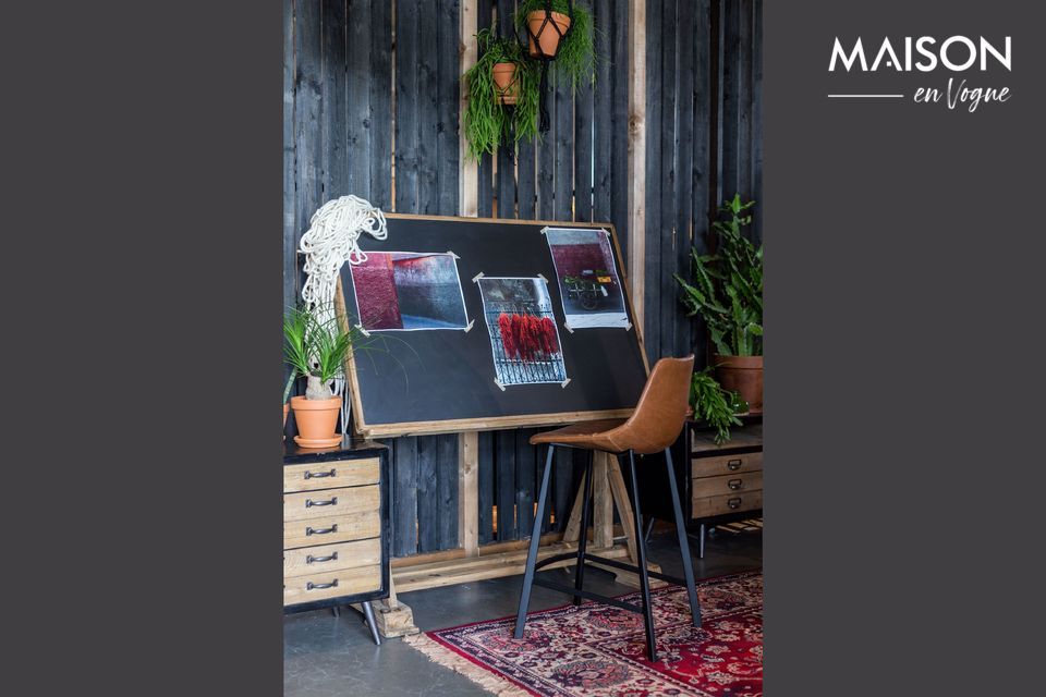 Un tabouret de bar vintage et équipé d'un repose-pieds 