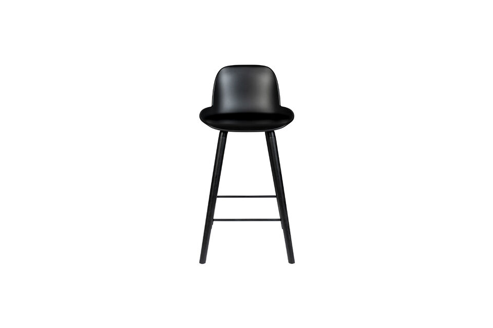 Ce tabouret de bar légèrement plus bas a la hauteur parfaite