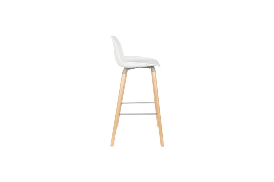 Muy estética, esta silla alta se integrará con elegancia y delicadeza en su cocina o comedor
