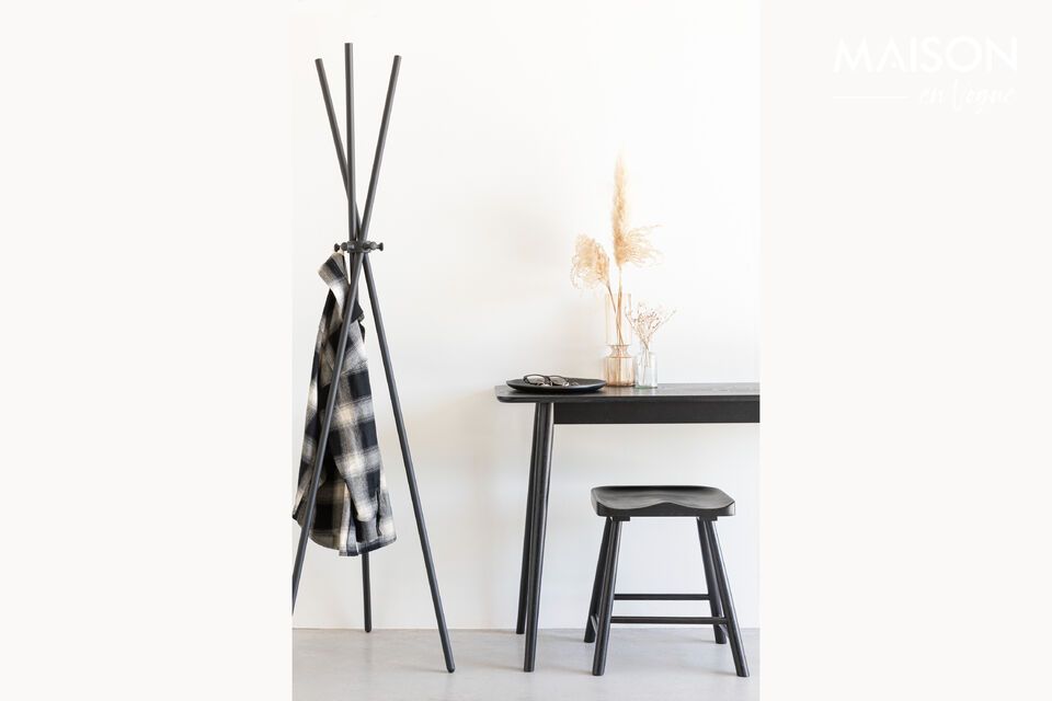 Descubra el taburete de madera negro Vander